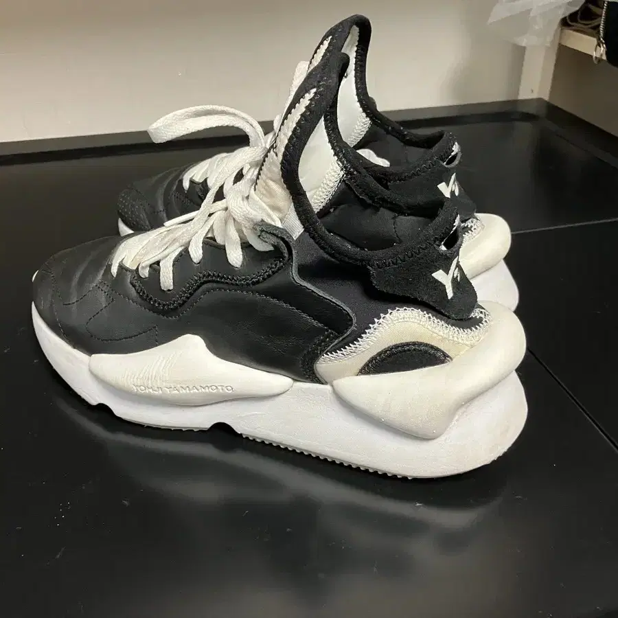 Y-3 카이와 블랙 화이트 240