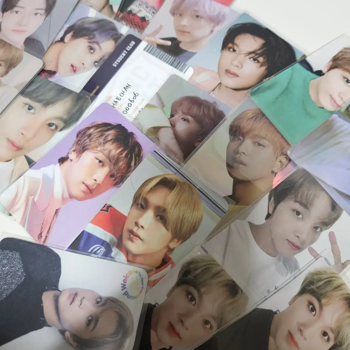 I'm selling NCT's Haechan-led merchandise.