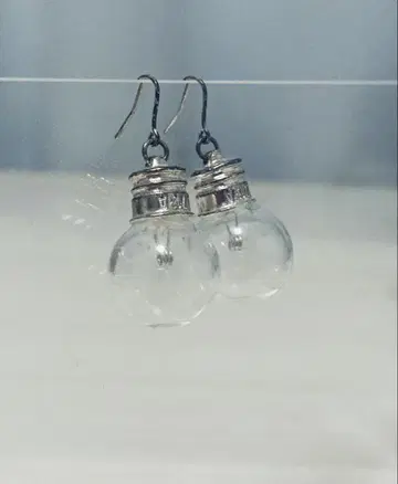 전구형 클리어 귀걸이