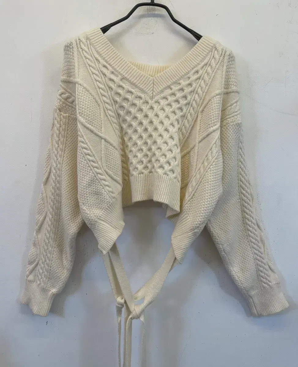 (Free shipping) Ivory knit short-sleeved knit crop-sleeved knit twist-knit :)