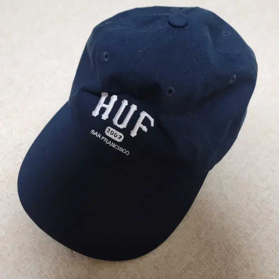 허프 HUF 2002 ARCH LOGO CAP [NAVY]