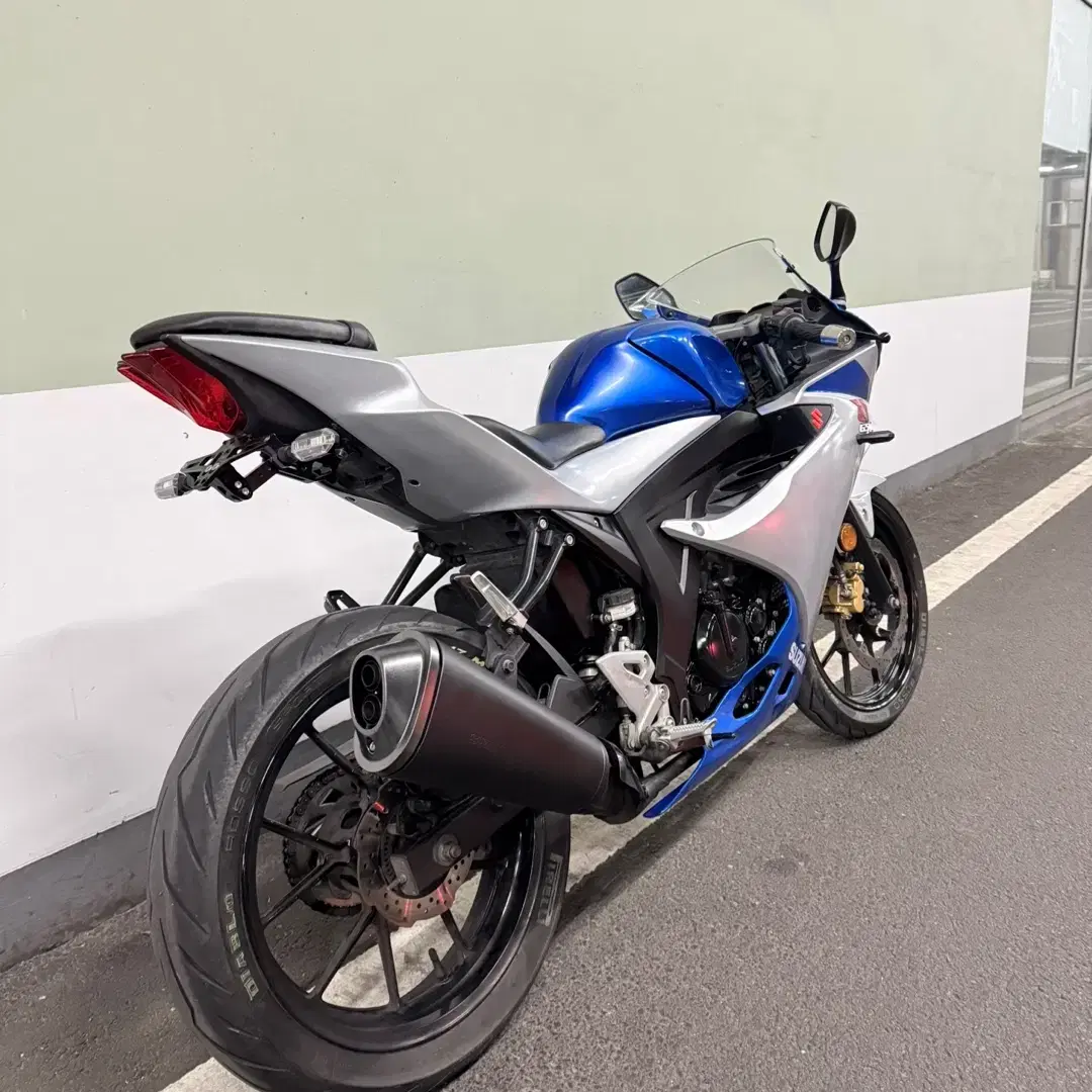 21년식 스즈키 gsx-r125 스페셜카울 신차컨디션 판매합니다.