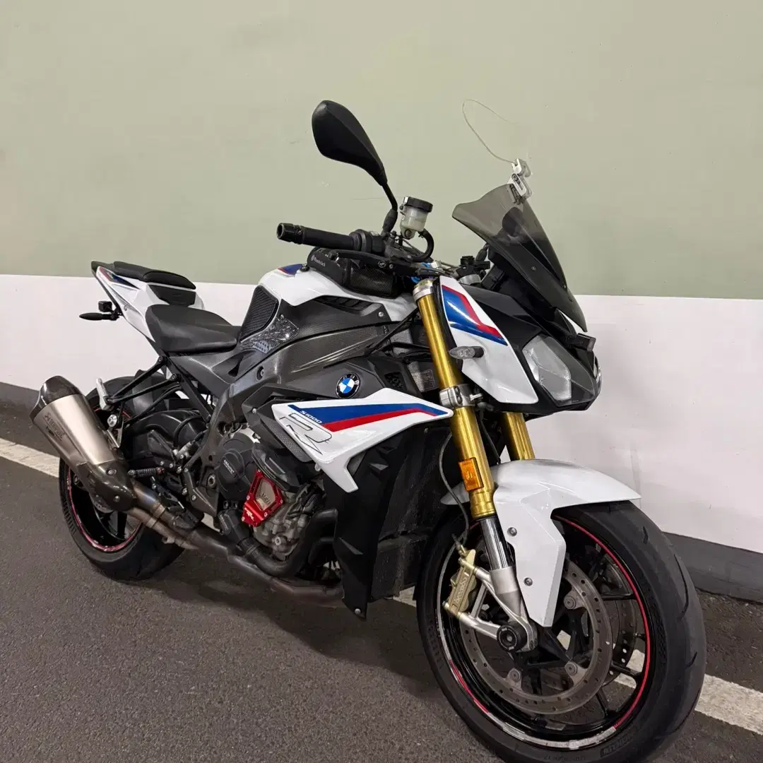 18년식 BMW S1000R 상태A급 판매합니다.