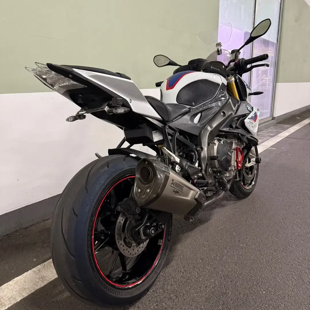 18년식 BMW S1000R 상태A급 판매합니다.