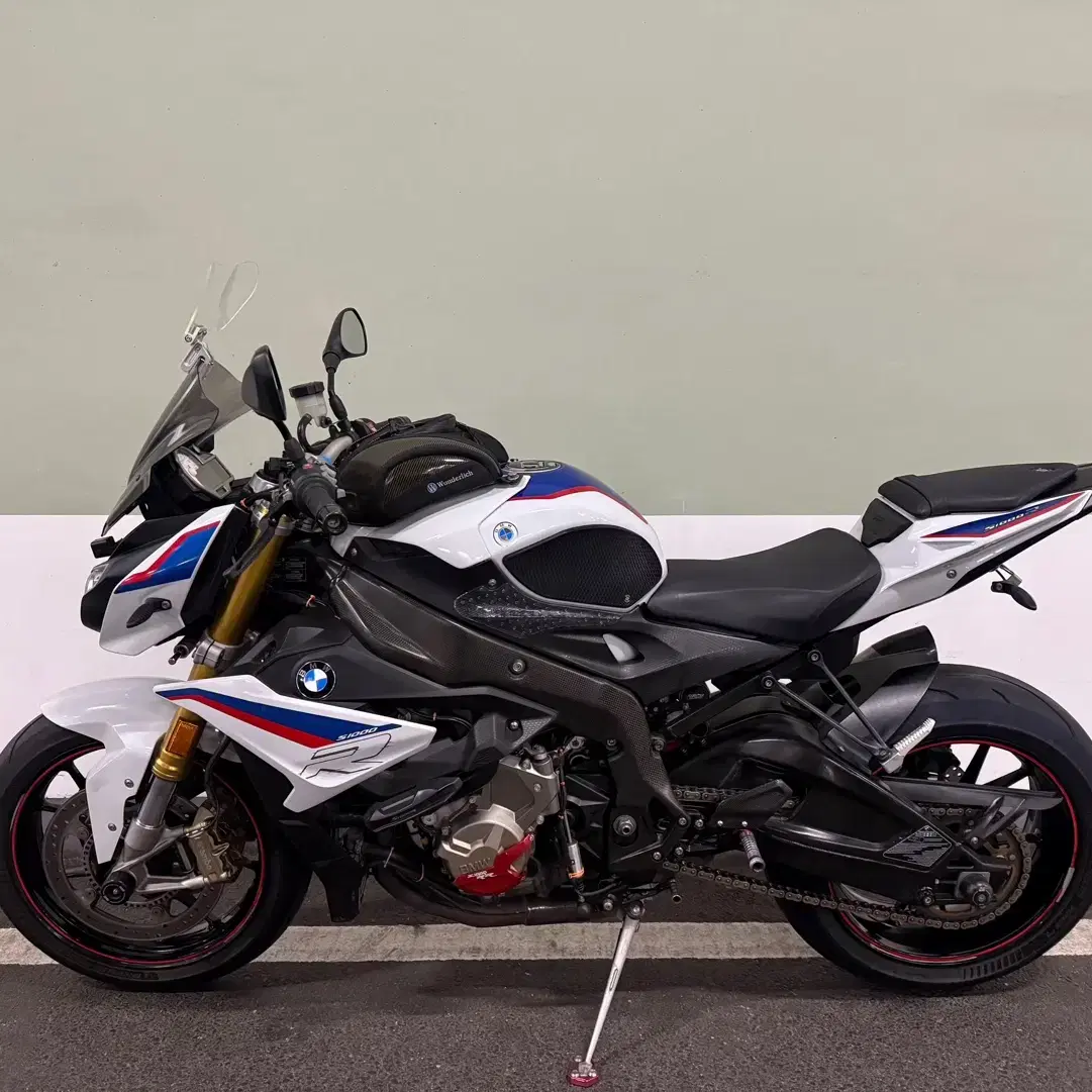 18년식 BMW S1000R 상태A급 판매합니다.