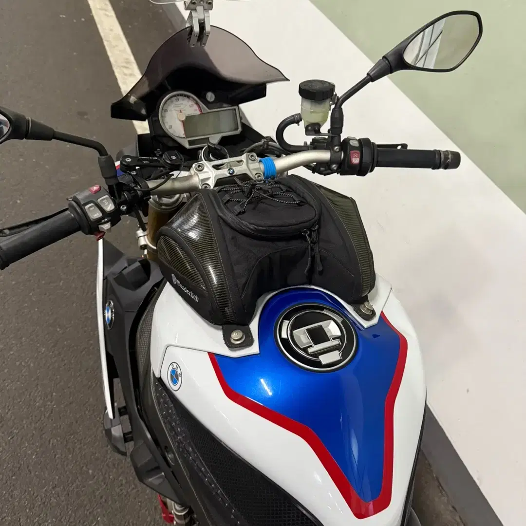 18년식 BMW S1000R 상태A급 판매합니다.