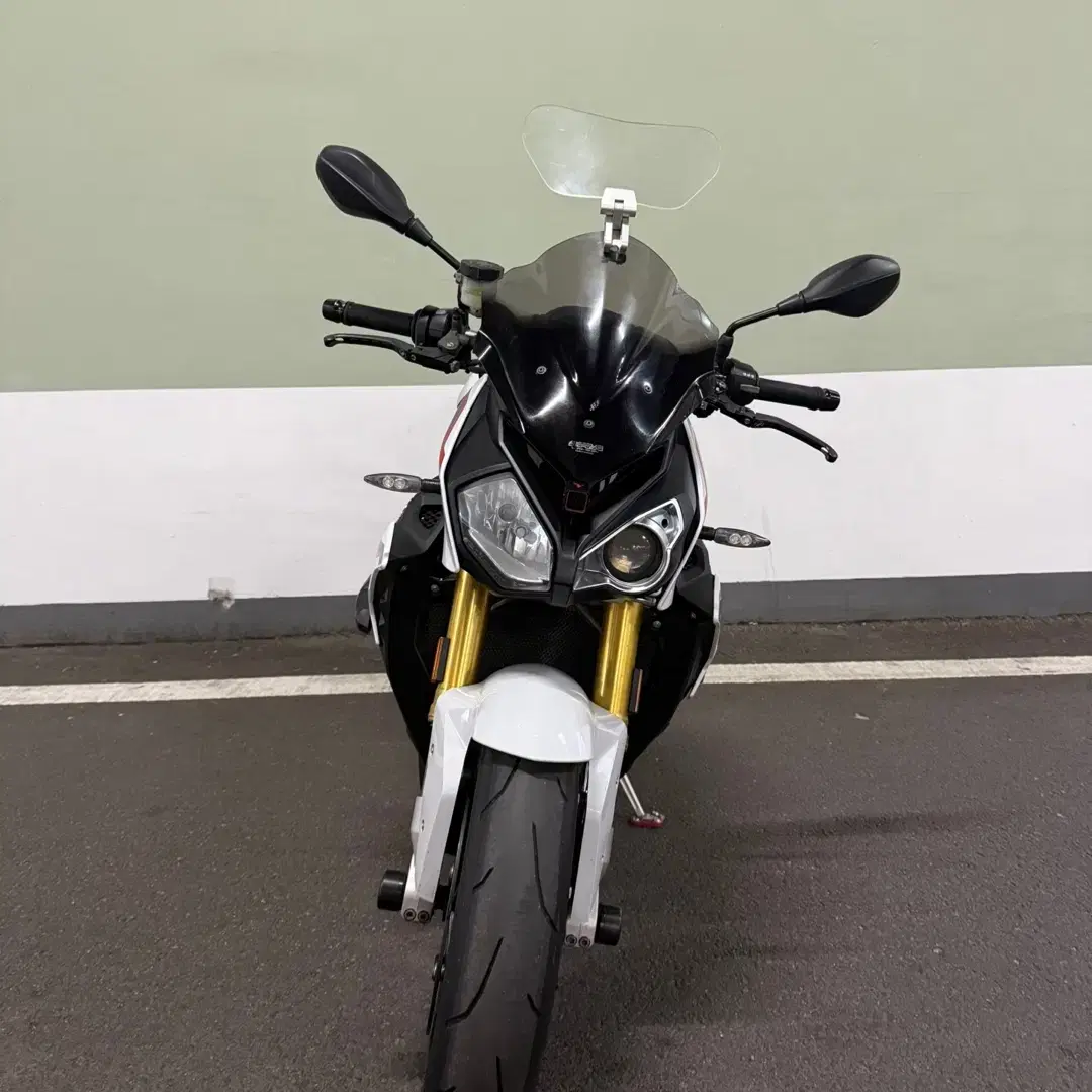 18년식 BMW S1000R 상태A급 판매합니다.