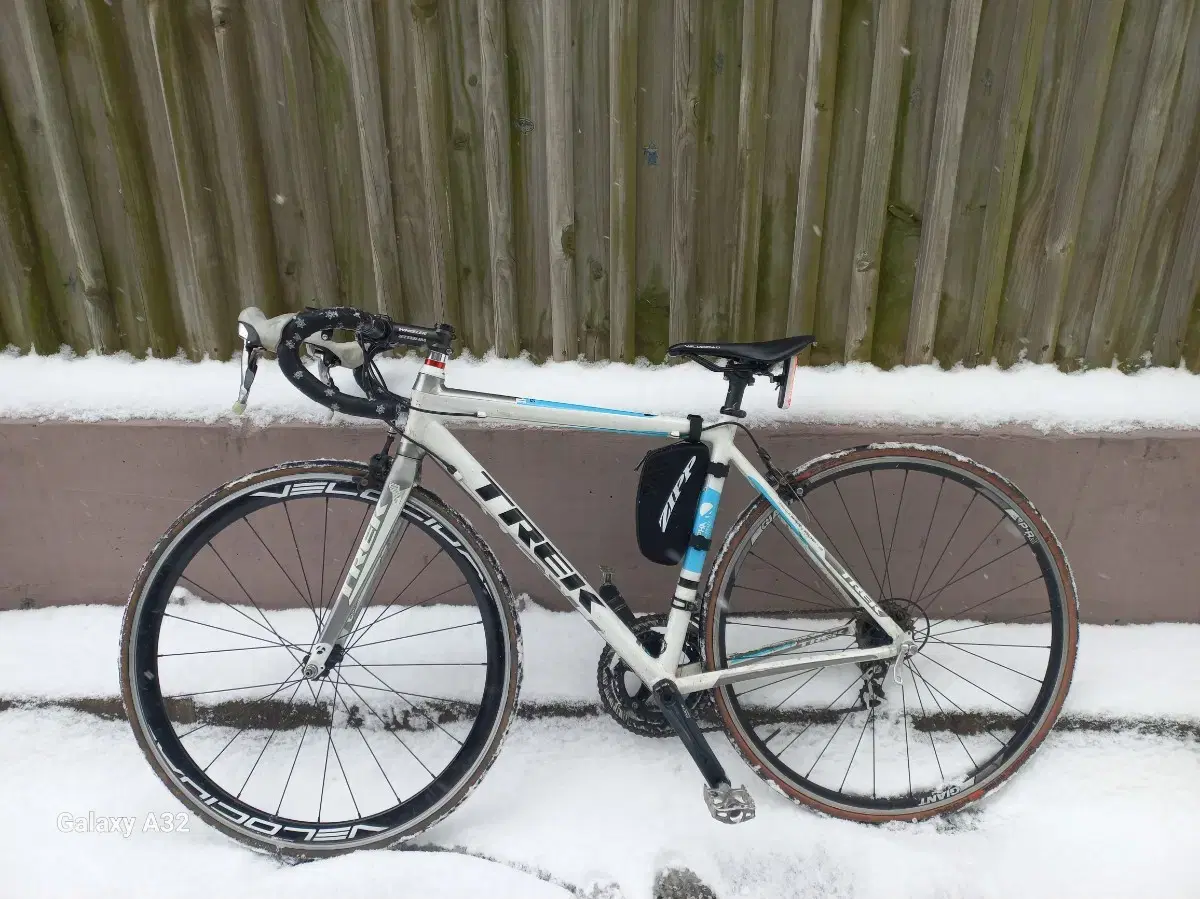 I'm looking for a 105-grade road bike with a track Madone 2.1.