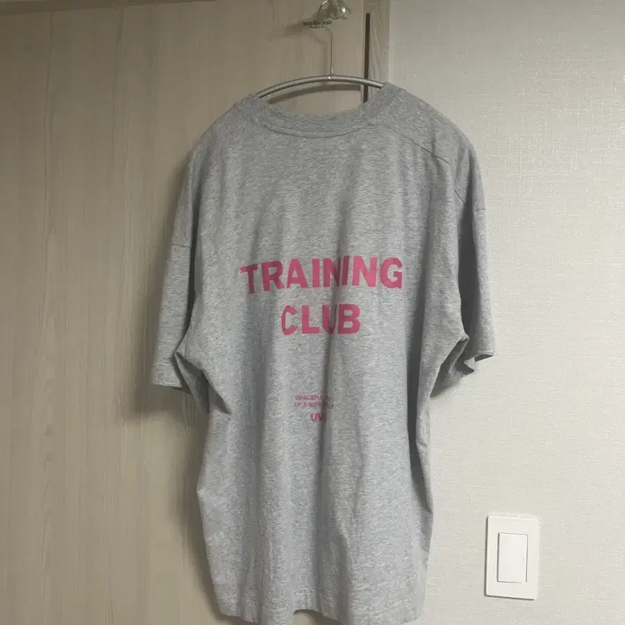 UVU TRAINING CLUB T-SHIRT (M) grey pink