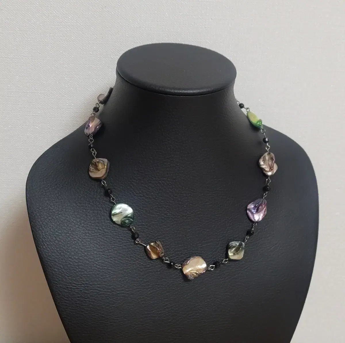 [Bling Jungwon] Vintage color mother-of-pearl necklace