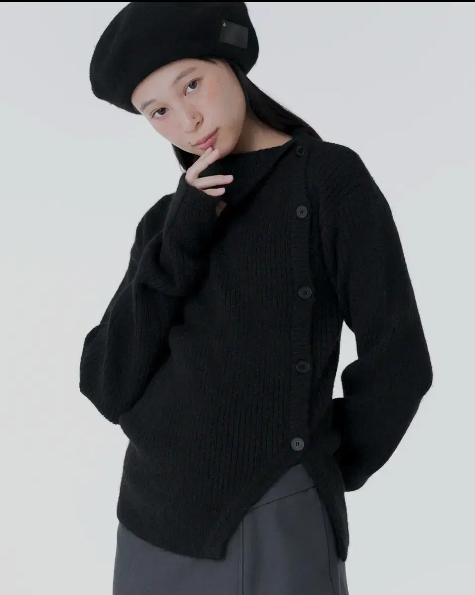 Mickey Seoul Side Button Knit Black