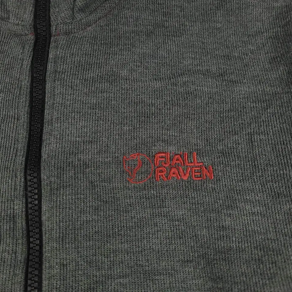 FJALL RAVEN 피엘라벤 차콜 버건디 자수 엘보우패치 아크릴 모크넥