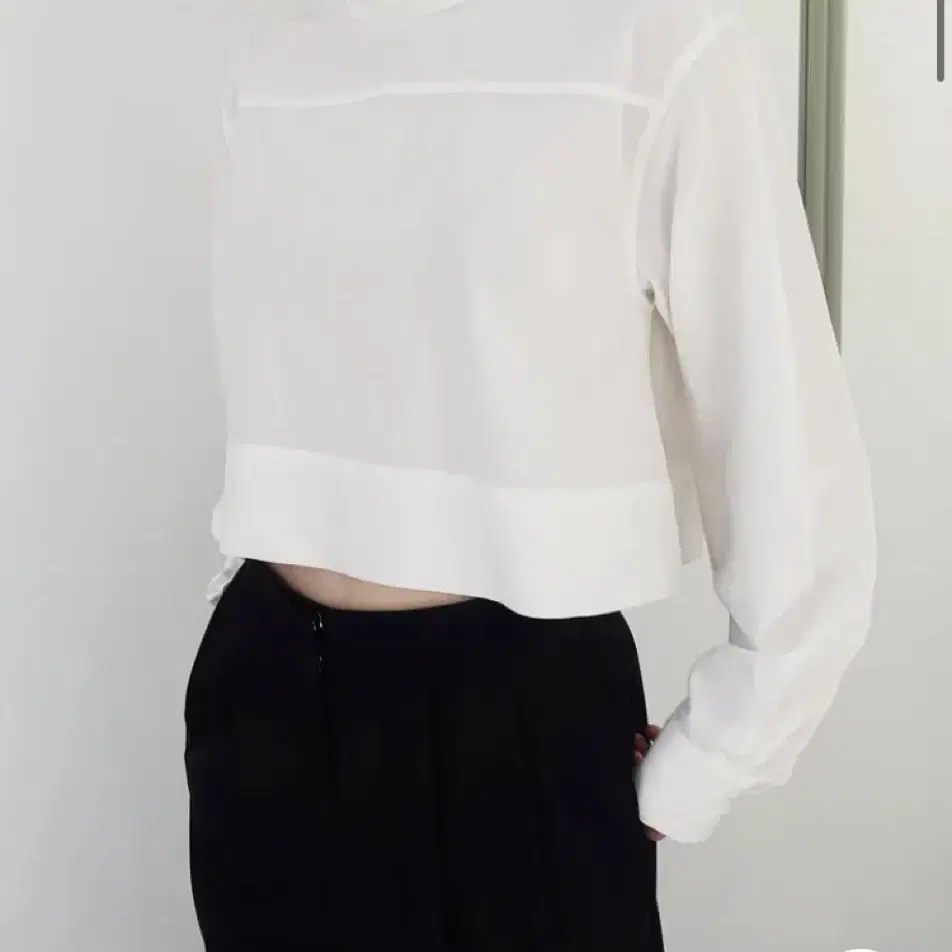 [새상품] 모크(m.o.k) button cropped blouse