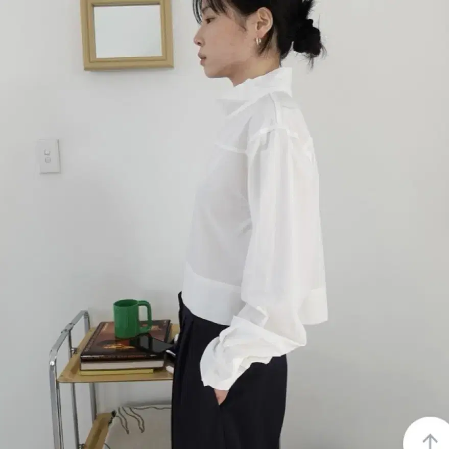 [새상품] 모크(m.o.k) button cropped blouse