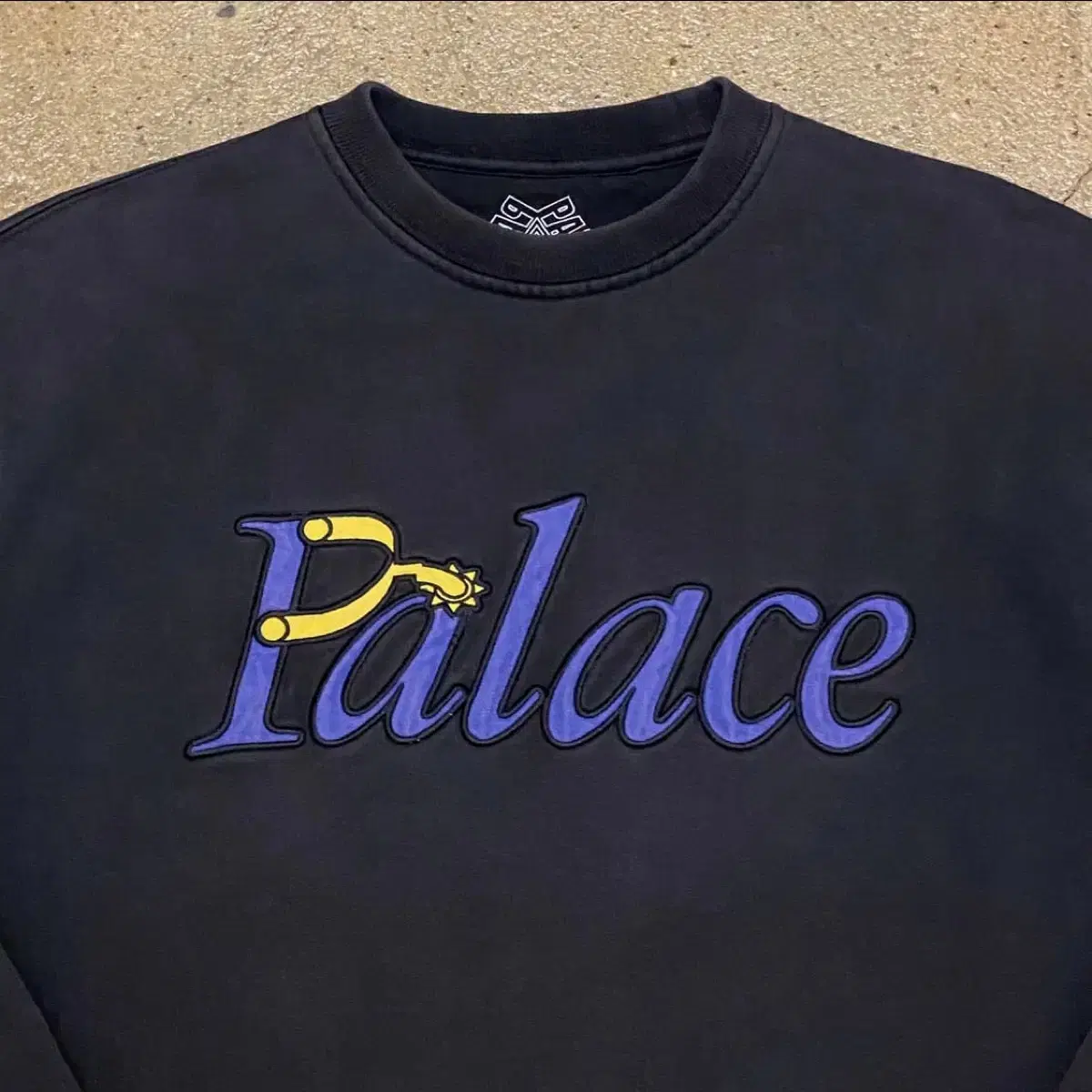 정품)Palace 팔라스 빅로고 맨투맨 M