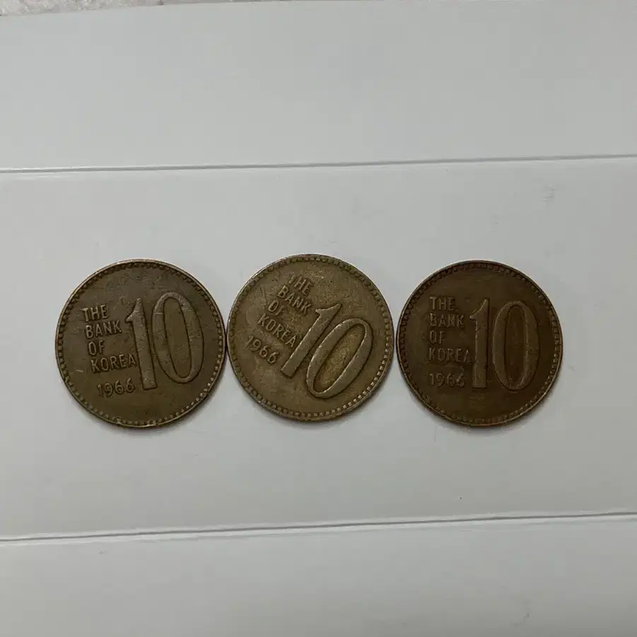 1966년 한국 10원 동전 3개