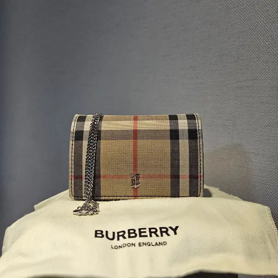 버버리 BURBERRY 8016982 디태처블 체인 카드지갑 판매합니다.