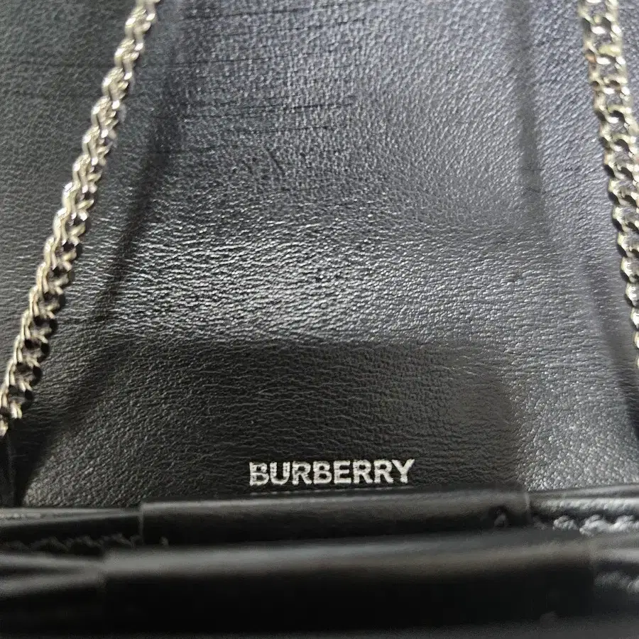 버버리 BURBERRY 8016982 디태처블 체인 카드지갑 판매합니다.