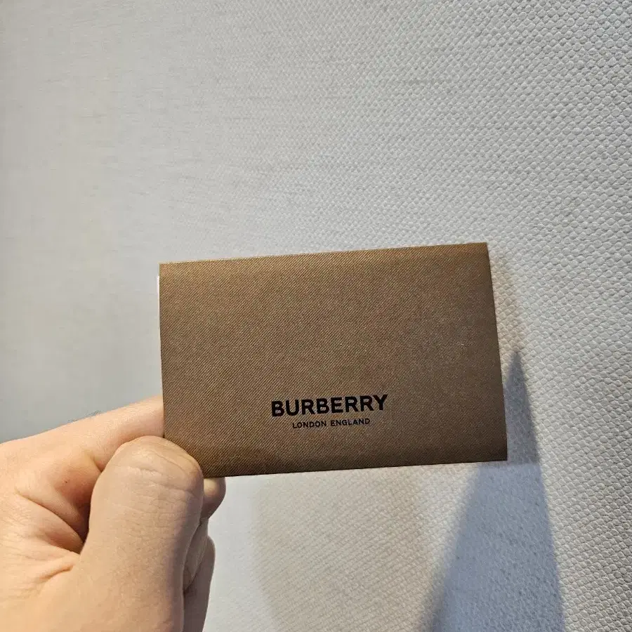 버버리 BURBERRY 8016982 디태처블 체인 카드지갑 판매합니다.