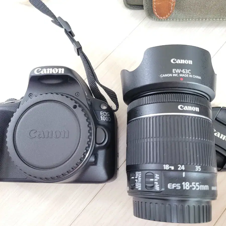 작은 DSLR 카메라 캐논 EOS 100D 와 18-55 STM 렌즈