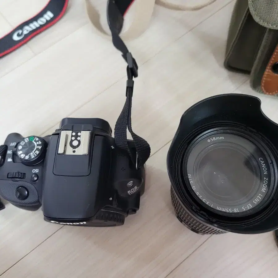 작은 DSLR 카메라 캐논 EOS 100D 와 18-55 STM 렌즈