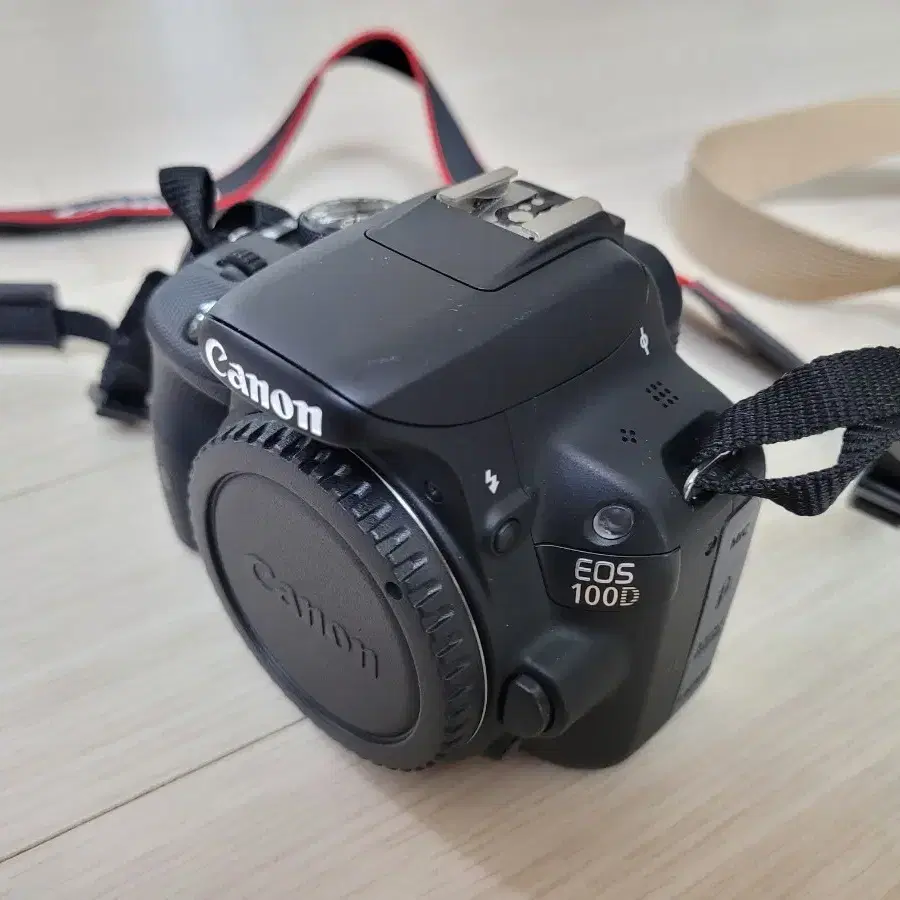 작은 DSLR 카메라 캐논 EOS 100D 와 18-55 STM 렌즈