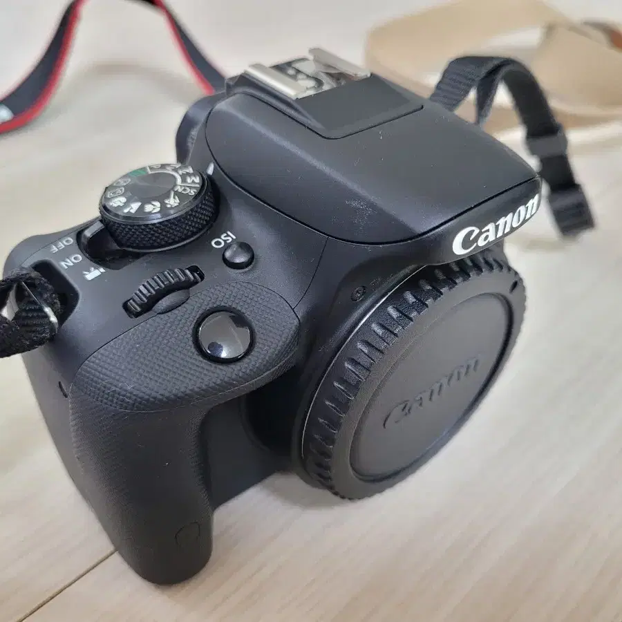 작은 DSLR 카메라 캐논 EOS 100D 와 18-55 STM 렌즈