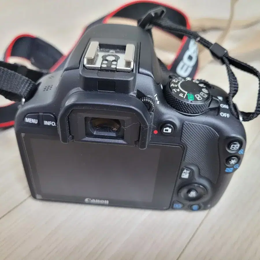 작은 DSLR 카메라 캐논 EOS 100D 와 18-55 STM 렌즈