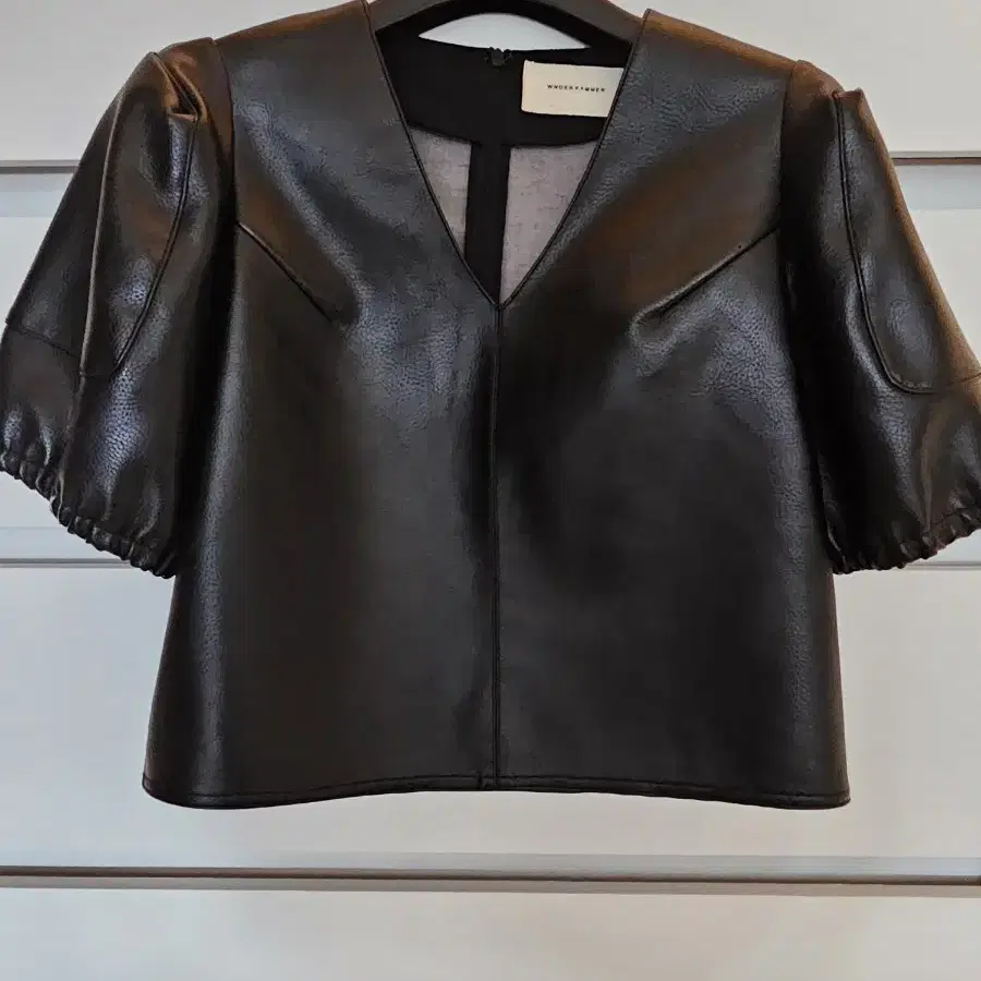 분더캄머 V-NECK LEATHER TOP_Black