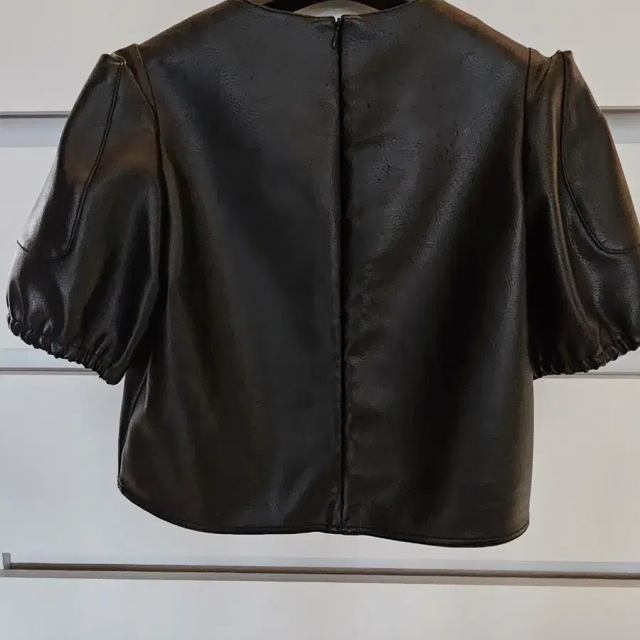 분더캄머 V-NECK LEATHER TOP_Black