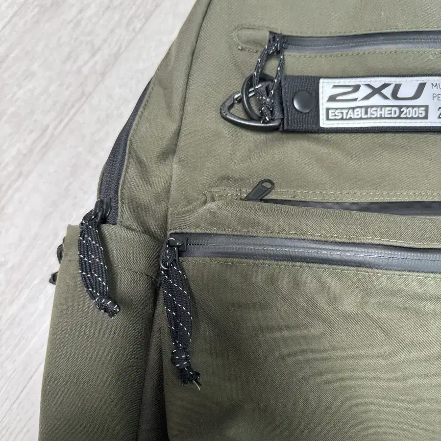 2XU. 백팩. 가방. 노트북 수납. 카키. 남.여 공용