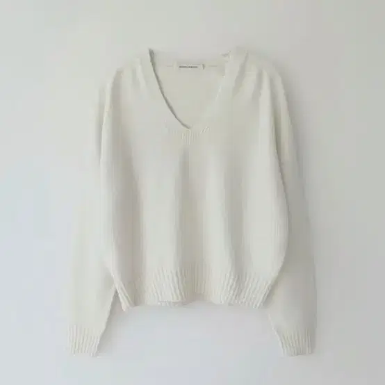 낫띵리튼 erin wool v-neck pullover 니트