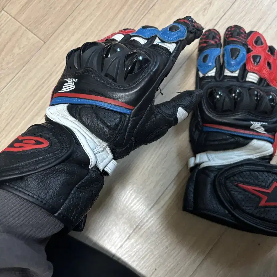 알파인스타 Honda Gp Plus R V2 Glove S사이즈 팝니다