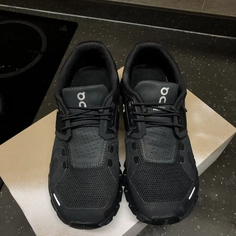 (W) On Running Cloud 5 All Black