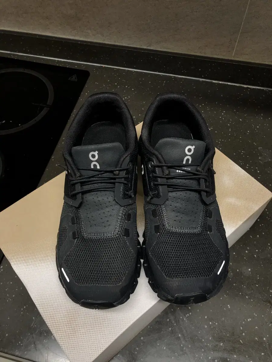 (W) On Running Cloud 5 All Black