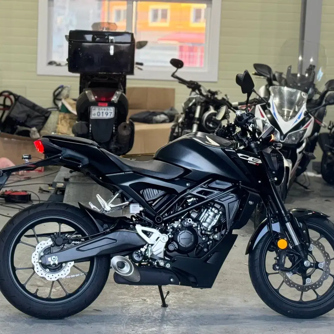 혼다cb125r 24년식 500km 보증서,키2개 신차급바이크 판매합니다