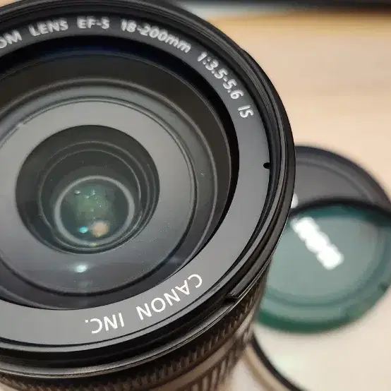 캐논 EF-S 18-200mm IS 렌즈 팝니다.