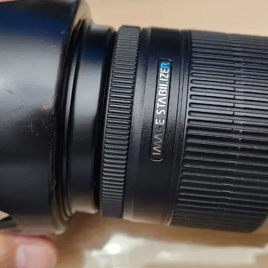 캐논 EF-S 18-200mm IS 렌즈 팝니다.