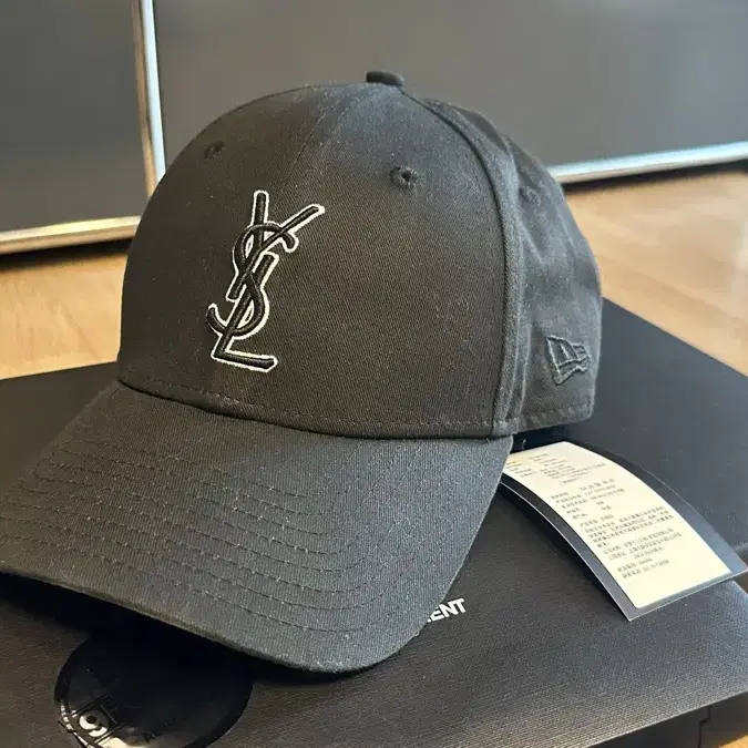 YSL 생로랑 x 뉴에라 콜라보 볼캡 (블랙)