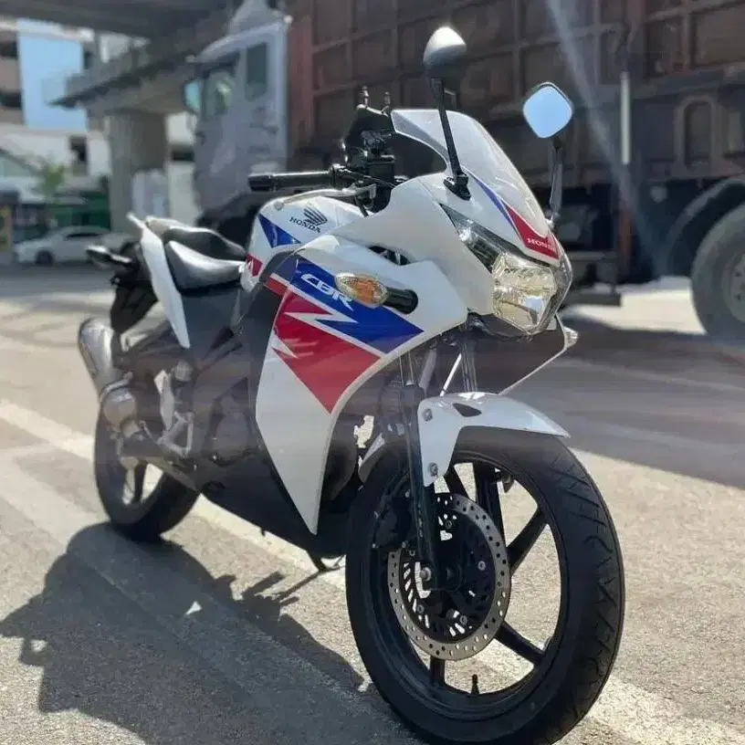 CBR125 17년식 건담 아크라구변완