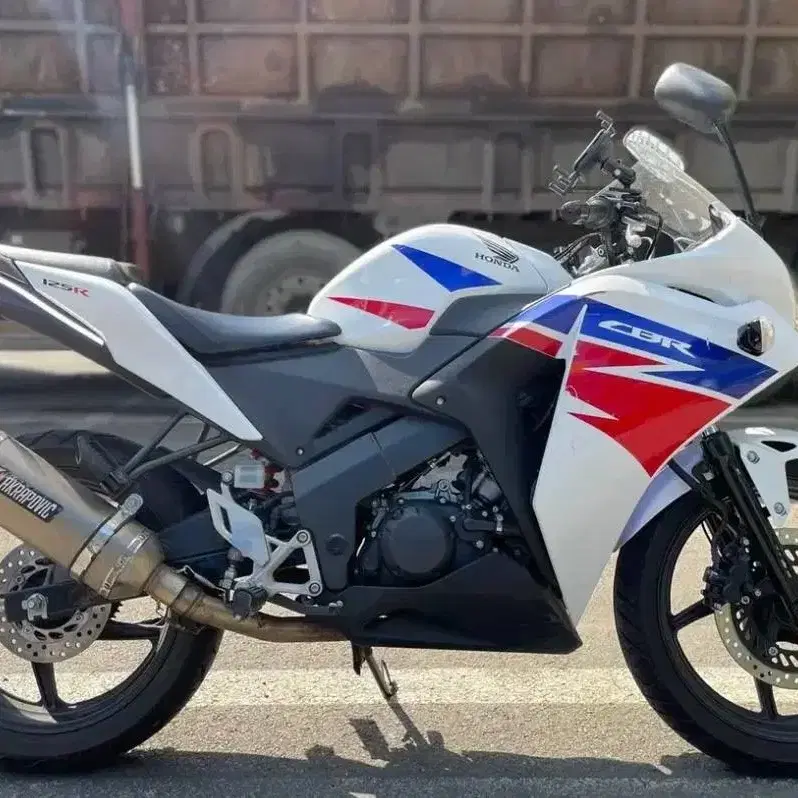 CBR125 17년식 건담 아크라구변완