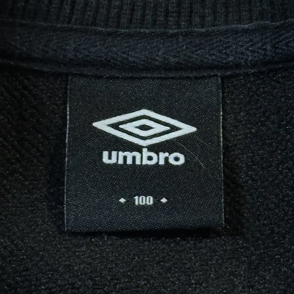 [L] 엄브로 UMBRO 에센셜 스몰로고 맨투맨 블랙