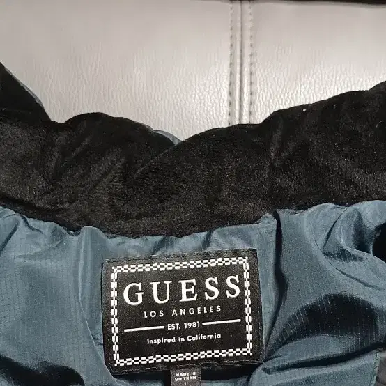 게스 GUESS 데이즈드 지퍼변형 중힙 덕다운 L사이즈 상태굿