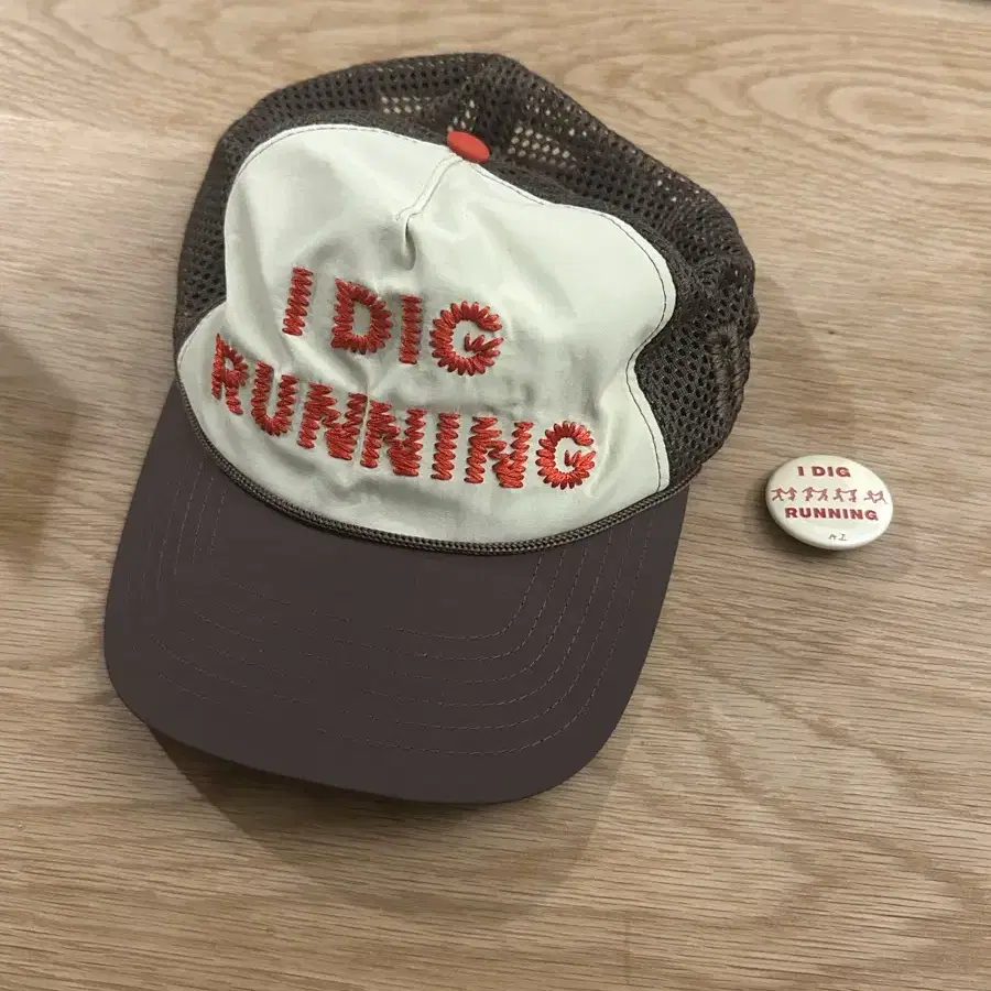 알렉스조노 I Dig Running 트러커캡