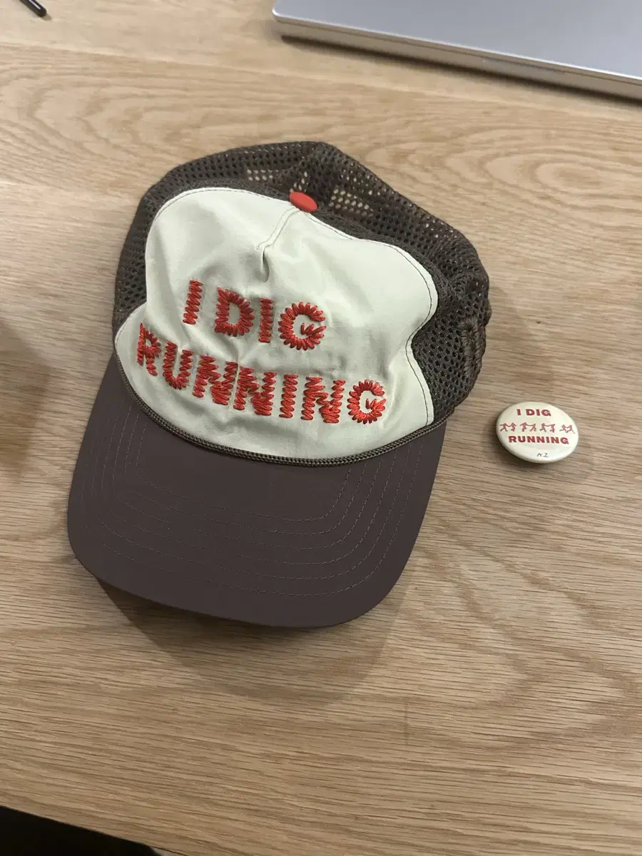 알렉스조노 I Dig Running 트러커캡