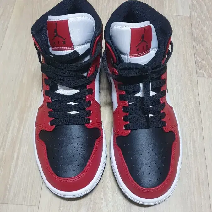 조던 1 미드 시카고 블랙토 Jordan 1 Mid Chicago Bla