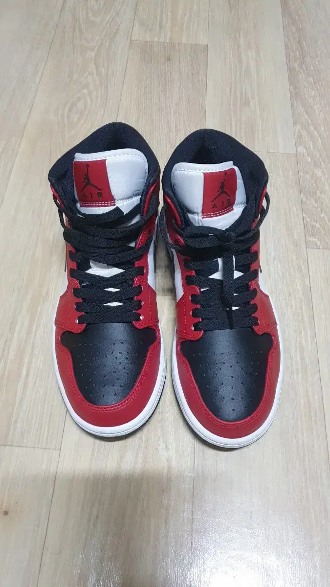 조던 1 미드 시카고 블랙토 Jordan 1 Mid Chicago Bla