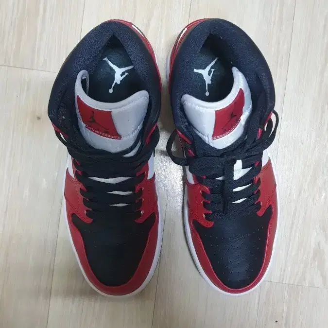 조던 1 미드 시카고 블랙토 Jordan 1 Mid Chicago Bla