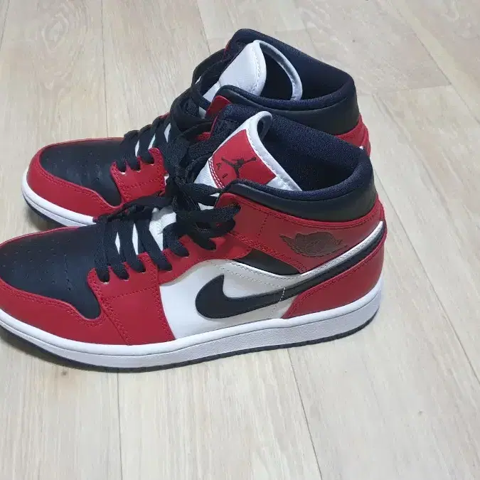 조던 1 미드 시카고 블랙토 Jordan 1 Mid Chicago Bla