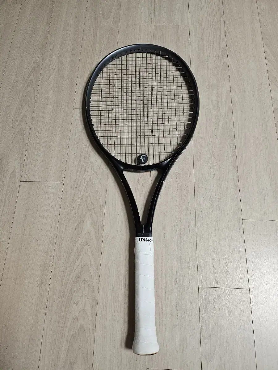 Wilson tennis racket RF01 300g for sale.